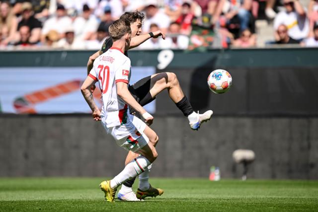 09 May 2026, Bavaria, Augsburg: Augsburg's Anton Kade (L) in action against Borussia Moenchengladbach's Philipp Sander during the German Bundesliga soccer match between FC Augsburg and Borussia Moenchengladbach at the WWK-Arena. Photo: Harry Langer/dpa - IMPORTANT NOTICE: DFL and DFB regulations prohibit any use of photographs as image sequences and/or quasi-video.