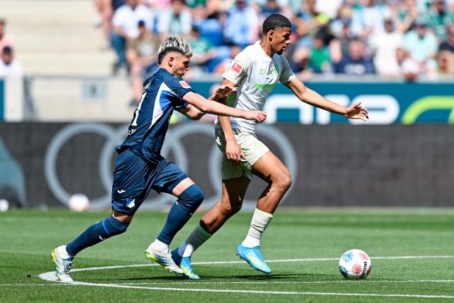 09 May 2026, Baden-Württemberg, Sinsheim: Hoffenheim's Albian Hajdari (L) and Werder Bremen's Salim Musah battle for the ball during the German Bundesliga soccer match between TSG 1899 Hoffenheim and Werder Bremen at the PreZero Arena. Photo: Uwe Anspach/dpa - IMPORTANT NOTE: In accordance with the regulations of the DFL German Football League and the DFB German Football Association, it is prohibited to utilize or have utilized photographs taken in the stadium and/or of the match in the form of sequential images and/or video-like photo series.