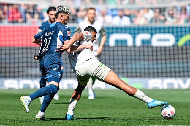 09 May 2026, Baden-Württemberg, Sinsheim: Hoffenheim's Albian Hajdari (L) and Werder Bremen's Salim Musah battle for the ball during the German Bundesliga soccer match between TSG 1899 Hoffenheim and Werder Bremen at the PreZero Arena. Photo: Uwe Anspach/dpa - IMPORTANT NOTICE: DFL and DFB regulations prohibit any use of photographs as image sequences and/or quasi-video.