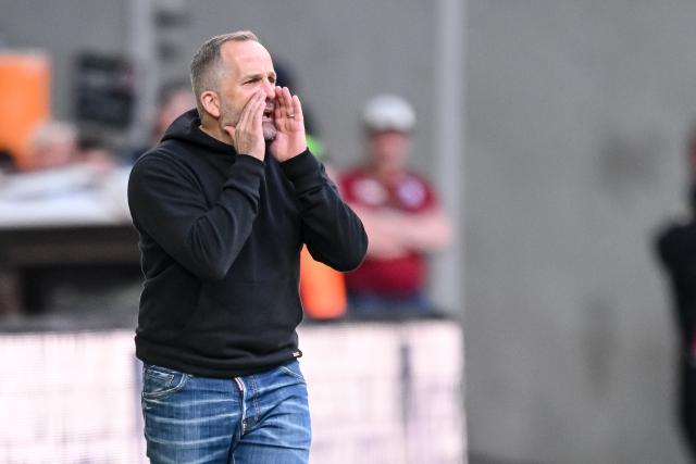 09 May 2026, Bavaria, Augsburg: Augsburg coach Manuel Baum reacts on the touchline during the German Bundesliga soccer match between FC Augsburg and Borussia Moenchengladbach at the WWK-Arena. Photo: Harry Langer/dpa - IMPORTANT NOTICE: DFL and DFB regulations prohibit any use of photographs as image sequences and/or quasi-video.