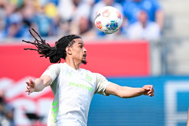 09 May 2026, Baden-Württemberg, Sinsheim: Werder Bremen's Isaac Schmidt in action during the German Bundesliga soccer match between TSG 1899 Hoffenheim and Werder Bremen at the PreZero Arena. Photo: Uwe Anspach/dpa - IMPORTANT NOTICE: DFL and DFB regulations prohibit any use of photographs as image sequences and/or quasi-video.