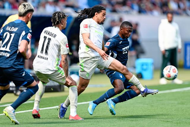 09 May 2026, Baden-Württemberg, Sinsheim: Hoffenheim's Bazoumana Toure (R) and Werder Bremen's Isaac Schmidt battle for the ball during the German Bundesliga soccer match between TSG 1899 Hoffenheim and Werder Bremen at the PreZero Arena. Photo: Uwe Anspach/dpa - IMPORTANT NOTICE: DFL and DFB regulations prohibit any use of photographs as image sequences and/or quasi-video.