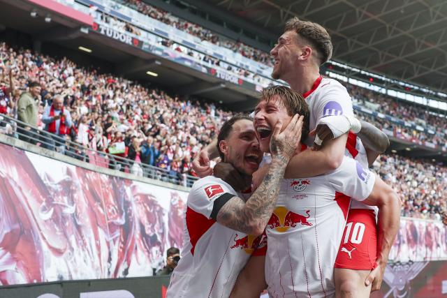 09 May 2026, Saxony, Leipzig: Leipzig's players celebrate with Willi Orban after he scored their second goal during the German Bundesliga soccer match between RB Leipzig and FC St. Pauli at the Red Bull Arena. Photo: Jan Woitas/dpa - IMPORTANT NOTICE: DFL and DFB regulations prohibit any use of photographs as image sequences and/or quasi-video.