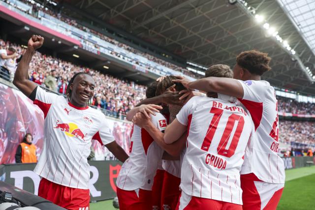 09 May 2026, Saxony, Leipzig: Leipzig's players celebrate with Willi Orban after he scored their second goal during the German Bundesliga soccer match between RB Leipzig and FC St. Pauli at the Red Bull Arena. Photo: Jan Woitas/dpa - IMPORTANT NOTICE: DFL and DFB regulations prohibit any use of photographs as image sequences and/or quasi-video.