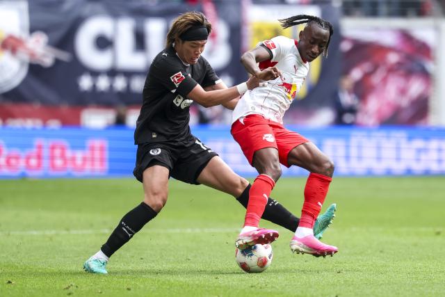 09 May 2026, Saxony, Leipzig: Leipzig's Yan Diomande and St. Pauli's Tomoya Ando battle for the ball during the German Bundesliga soccer match between RB Leipzig and FC St. Pauli at the Red Bull Arena. Photo: Jan Woitas/dpa - IMPORTANT NOTICE: DFL and DFB regulations prohibit any use of photographs as image sequences and/or quasi-video.