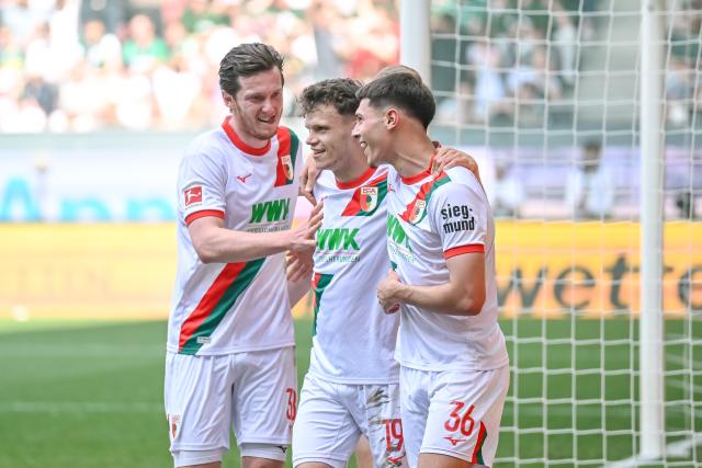 09 May 2026, Bavaria, Augsburg: Augsburg's Robin Fellhauer (C) celebrates scoring his side's second goal with teammates Michael Gregoritsch and Mert Koemuer during the German Bundesliga soccer match between FC Augsburg and Borussia Moenchengladbach at the WWK-Arena. Photo: Harry Langer/dpa - IMPORTANT NOTICE: DFL and DFB regulations prohibit any use of photographs as image sequences and/or quasi-video.