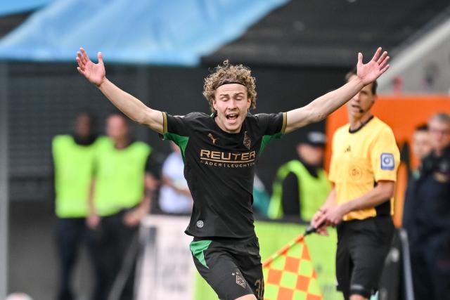 09 May 2026, Bavaria, Augsburg: Moenchengladbach's Hugo Bolin reacts during the German Bundesliga soccer match between FC Augsburg and Borussia Moenchengladbach at the WWK-Arena. Photo: Harry Langer/dpa - IMPORTANT NOTICE: DFL and DFB regulations prohibit any use of photographs as image sequences and/or quasi-video.