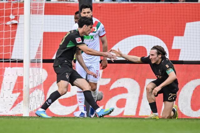 09 May 2026, Bavaria, Augsburg: Moenchengladbach's Gio Reyna and Rocco Reitz high-five after their first goal during the German Bundesliga soccer match between FC Augsburg and Borussia Moenchengladbach at the WWK-Arena. Photo: Harry Langer/dpa - IMPORTANT NOTICE: DFL and DFB regulations prohibit any use of photographs as image sequences and/or quasi-video.