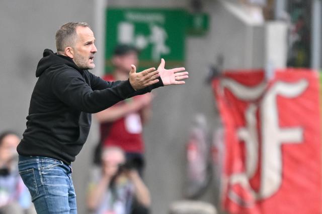 09 May 2026, Bavaria, Augsburg: Augsburg coach Manuel Baum reacts during the German Bundesliga soccer match between FC Augsburg and Borussia Moenchengladbach at the WWK-Arena. Photo: Harry Langer/dpa - IMPORTANT NOTICE: DFL and DFB regulations prohibit any use of photographs as image sequences and/or quasi-video.