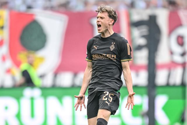 09 May 2026, Bavaria, Augsburg: Moenchengladbach's Robin Hack reacts during the German Bundesliga soccer match between FC Augsburg and Borussia Moenchengladbach at the WWK-Arena. Photo: Harry Langer/dpa - IMPORTANT NOTICE: DFL and DFB regulations prohibit any use of photographs as image sequences and/or quasi-video.