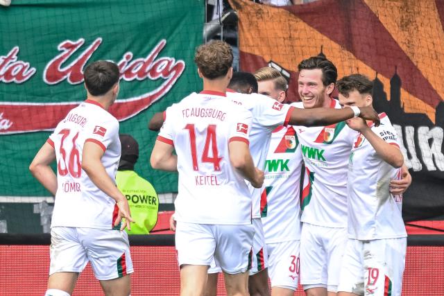 09 May 2026, Bavaria, Augsburg: Augsburg's Michael Gregoritsch (2nd R) celebrates with teammates after scoring his side's third goal during the German Bundesliga soccer match between FC Augsburg and Borussia Moenchengladbach at the WWK-Arena. Photo: Harry Langer/dpa - IMPORTANT NOTICE: DFL and DFB regulations prohibit any use of photographs as image sequences and/or quasi-video.