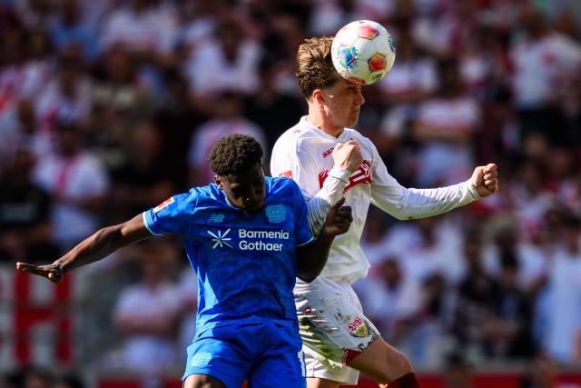 09 May 2026, Stuttgart: Bayer Leverkusen's Ernest Poku (L) and Stuttgart's Angelo Stiller battle for a header during the German Bundesliga soccer match between VfB Stuttgart and Bayer 04 Leverkusen at the MHPArena. Photo: Tom Weller/dpa - IMPORTANT NOTICE: DFL and DFB regulations prohibit any use of photographs as image sequences and/or quasi-video.