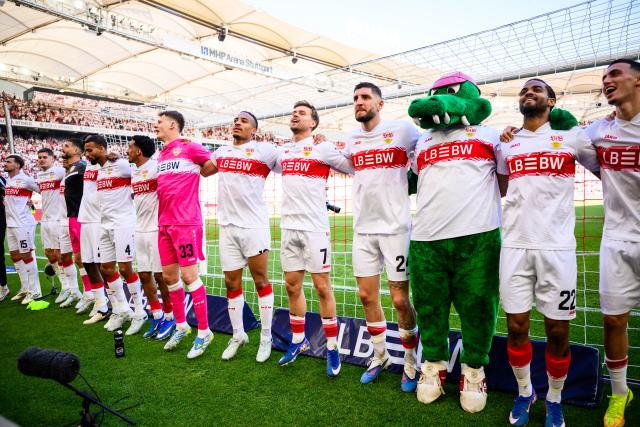 09 May 2026, Stuttgart: Stuttgart players celebrate with the fans after the German Bundesliga soccer match between VfB Stuttgart and Bayer 04 Leverkusen at the MHPArena. Photo: Tom Weller/dpa - IMPORTANT NOTICE: DFL and DFB regulations prohibit any use of photographs as image sequences and/or quasi-video.