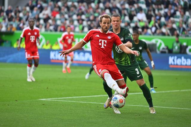 09 May 2026, Lower Saxony, Wolfsburg: Bayern Munich's Harry Kane (L) and Wolfsburg's Denis Vavro battle for the ball during the German Bundesliga soccer match between VfL Wolfsburg and Bayern Munich at the Volkswagen Arena. Photo: Swen Pförtner/dpa - IMPORTANT NOTE: In accordance with the regulations of the DFL German Football League and the DFB German Football Association, it is prohibited to utilize or have utilized photographs taken in the stadium and/or of the match in the form of sequential images and/or video-like photo series.
