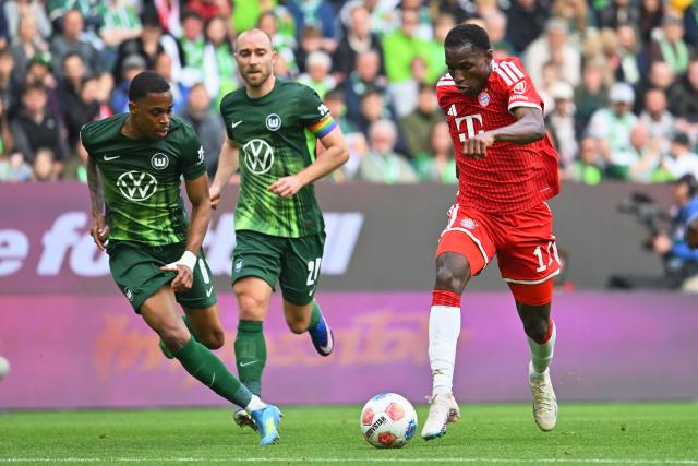 09 May 2026, Lower Saxony, Wolfsburg: Bayern Munich's Nicolas Jackson and Wolfsburg's Jeanuael Belocian in action during the German Bundesliga soccer match between VfL Wolfsburg and Bayern Munich at the Volkswagen Arena. Photo: Swen Pförtner/dpa - IMPORTANT NOTICE: DFL and DFB regulations prohibit any use of photographs as image sequences and/or quasi-video.