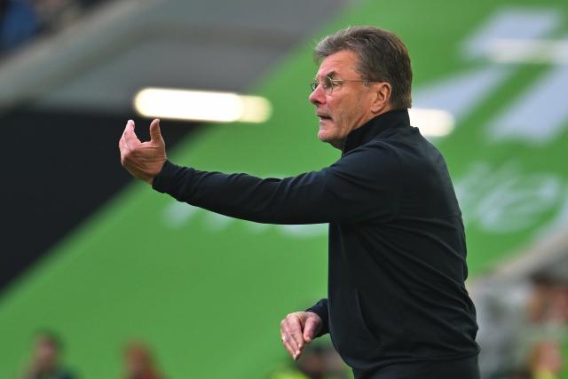 09 May 2026, Lower Saxony, Wolfsburg: Wolfsburg coach Dieter Hecking gestures on the sidelines during the German Bundesliga soccer match between VfL Wolfsburg and Bayern Munich at the Volkswagen Arena. Photo: Swen Pförtner/dpa - IMPORTANT NOTICE: DFL and DFB regulations prohibit any use of photographs as image sequences and/or quasi-video.