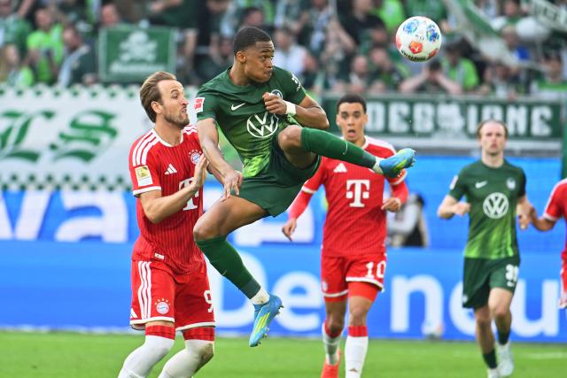 09 May 2026, Lower Saxony, Wolfsburg: Wolfsburg's Jeanueel Belocian and Bayern Munich's Harry Kane battle for the ball lduring the German Bundesliga soccer match between VfL Wolfsburg and Bayern Munich at the Volkswagen Arena. Photo: Swen Pförtner/dpa - IMPORTANT NOTICE: DFL and DFB regulations prohibit any use of photographs as image sequences and/or quasi-video.
