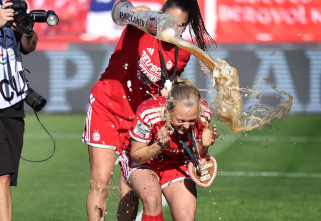 09 May 2026, Bavaria, Munich: Bayern Munich's Magdalena Eriksson (front) gets a beer shower from Jovana Damnjanovic as they celebrate winning the German Women Bundesliga soccer match against Eintracht Frankfurt at the FC Bayern Campus. Photo: Karl-Josef Hildenbrand/dpa - IMPORTANT NOTICE: DFL and DFB regulations prohibit any use of photographs as image sequences and/or quasi-video.