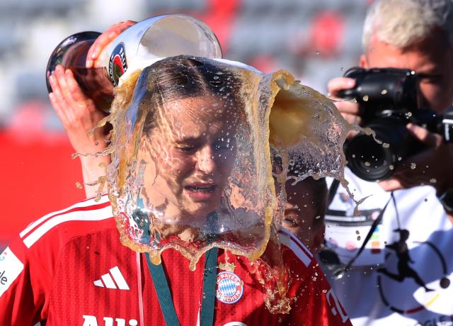 09 May 2026, Bavaria, Munich: Bayern Munich's Klara Buehl gets a beer shower from Linda Dallmann as they celebrate winning the German Women Bundesliga soccer match against Eintracht Frankfurt at the FC Bayern Campus. Photo: Karl-Josef Hildenbrand/dpa - IMPORTANT NOTICE: DFL and DFB regulations prohibit any use of photographs as image sequences and/or quasi-video.