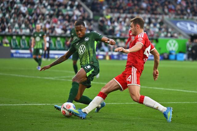 09 May 2026, Lower Saxony, Wolfsburg: Bayern Munich's Josip Stanisic (R) and Wolfsburg's Jeanuel Belocian battle dor the ball during the German Bundesliga soccer match between VfL Wolfsburg and Bayern Munich at the Volkswagen Arena. Photo: Swen Pförtner/dpa - IMPORTANT NOTICE: DFL and DFB regulations prohibit any use of photographs as image sequences and/or quasi-video.