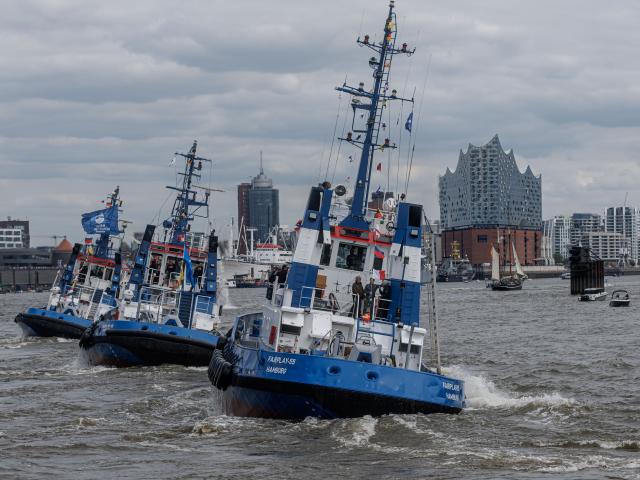 09 May 2026, Hamburg: Harbor tugs perform the popular tugboat ballet as part of the celebrations of the 837th Hamburg Harbor Anniversary. Photo: Markus Scholz/dpa