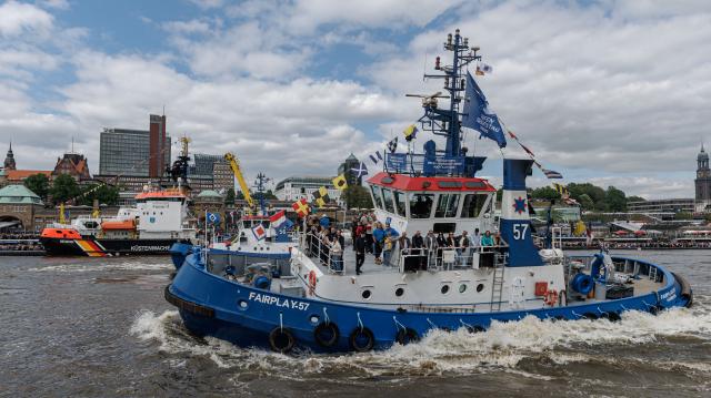 09 May 2026, Hamburg: A harbor tug sails in front of the Landungsbruecken during the tugboat ballet as part of the celebrations of the 837th Hamburg Harbor Anniversary. Photo: Markus Scholz/dpa