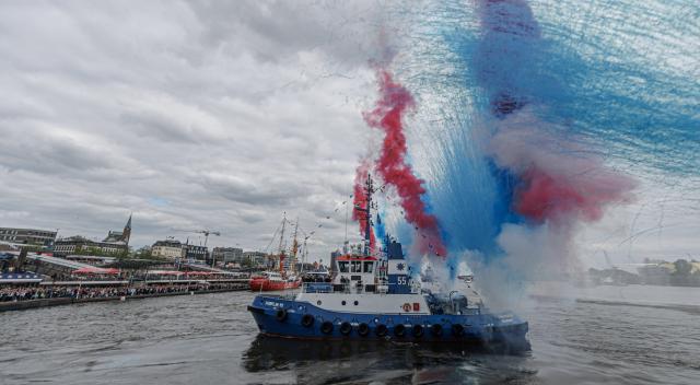 09 May 2026, Hamburg: Harbor tugs set off fireworks during the celebrations of the 837th Hamburg Harbor Anniversary. Photo: Markus Scholz/dpa