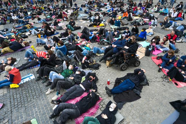 09 May 2026, Saxony, Leipzig: People take part in a die-in demonstration at Leipzig's market square, to draw attention to the serious illness ME/CFS and the consequences of Long Covid. Photo: Heiko Rebsch/dpa
