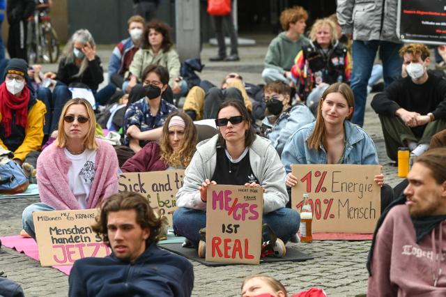 09 May 2026, Saxony, Leipzig: People take part in a die-in demonstration at Leipzig's market square, to draw attention to the serious illness ME/CFS and the consequences of Long Covid. Photo: Heiko Rebsch/dpa