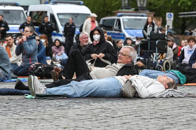 09 May 2026, Saxony, Leipzig: People take part in a die-in demonstration at Leipzig's market square, to draw attention to the serious illness ME/CFS and the consequences of Long Covid. Photo: Heiko Rebsch/dpa