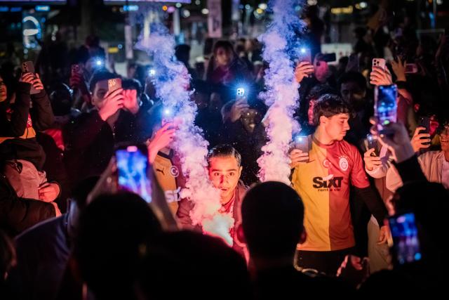 09 May 2026, Berlin: Galatasaray fans celebrate in Berlin after their team's victory in the Turkish Super Lig soccer match against Antalyaspor. Photo: Christoph Soeder/dpa