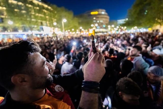 09 May 2026, Berlin: Galatasaray fans celebrate in Berlin after their team's victory in the Turkish Super Lig soccer match against Antalyaspor. Photo: Christoph Soeder/dpa