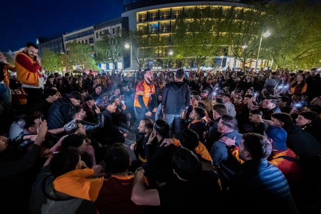 09 May 2026, Berlin: Galatasaray fans celebrate in Berlin after their team's victory in the Turkish Super Lig soccer match against Antalyaspor. Photo: Christoph Soeder/dpa