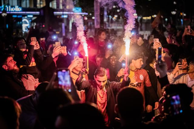 09 May 2026, Berlin: Galatasaray fans celebrate in Berlin after their team's victory in the Turkish Super Lig soccer match against Antalyaspor. Photo: Christoph Soeder/dpa