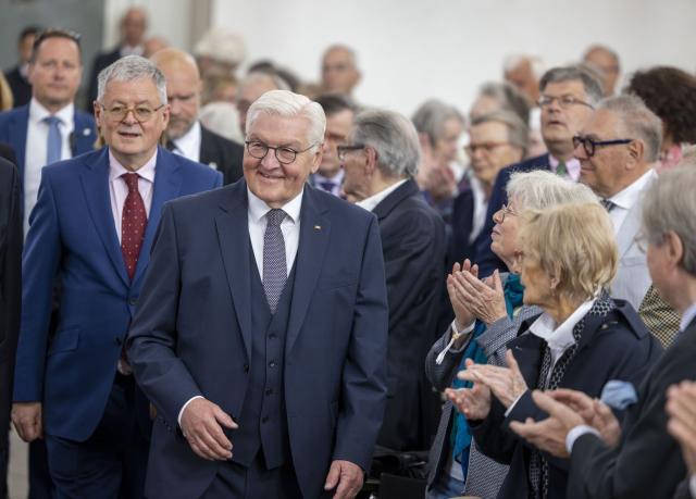 10 May 2026, Hesse, Frankfurt/M.: German President Frank-Walter Steinmeier (2-L) and award winner Christopher Clark (l) arrive at the award ceremony for the 2026 Ludwig Börne Prize in Frankfurt's Paulskirche. The Australian historian is being honored for his outstanding achievements in the field of essays and criticism. Photo: Helmut Fricke/dpa