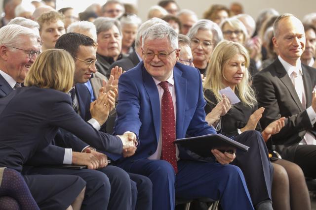10 May 2026, Hesse, Frankfurt/M.: Elke Buedenbender (l), wife of the German President, Frank-Walter Steinmeier (2-L), congratulates award winner Christopher Clark (C) at the award ceremony for the Ludwig Boerne Prize 2026 in Frankfurt's Paulskirche. Sitting next to them is Frankfurt Mayor Mike Josef (L). The Australian historian is being honored for his outstanding achievements in the field of essays and criticism. Photo: Helmut Fricke/dpa