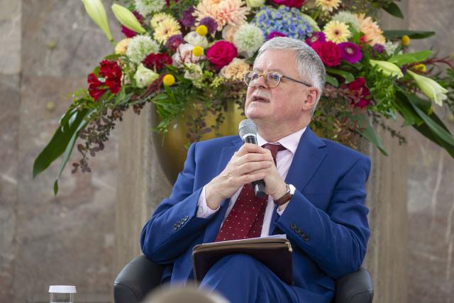 10 May 2026, Hesse, Frankfurt/M.: Award winner Christopher Clark takes part in a panel discussion at the 2026 Ludwig Börne Prize ceremony in Frankfurt's Paulskirche. The Australian historian is being honored for his outstanding achievements in the field of essays and criticism. Photo: Helmut Fricke/dpa