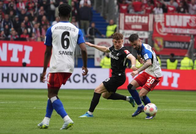 10 May 2026, Hamburg: Hamburger's Fabio Vieira (R) and Freiburg's Philipp Treu battle for the ball during the German Bundesliga soccer match between Hamburger SV and SC Freiburg at Volksparkstadion. Photo: Marcus Brandt/dpa - IMPORTANT NOTE: In accordance with the regulations of the DFL German Football League and the DFB German Football Association, it is prohibited to utilize or have utilized photographs taken in the stadium and/or of the match in the form of sequential images and/or video-like photo series.
