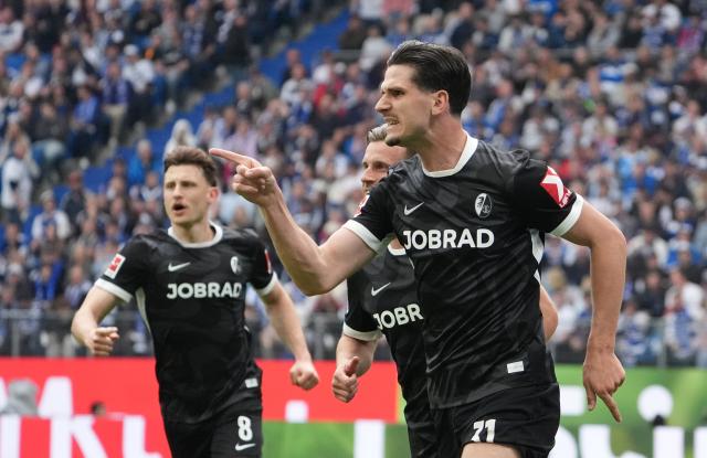 10 May 2026, Hamburg: Freiburg's Igor Matanovic celebrates scoring his side's first goal during the German Bundesliga soccer match between Hamburger SV and SC Freiburg at Volksparkstadion. Photo: Marcus Brandt/dpa - IMPORTANT NOTE: In accordance with the regulations of the DFL German Football League and the DFB German Football Association, it is prohibited to utilize or have utilized photographs taken in the stadium and/or of the match in the form of sequential images and/or video-like photo series.
