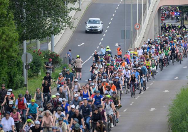 10 May 2026, Hesse, Frankfurt_Main: Cyclists ride on a highway during a demonstration against the planned expansion of the A5 freeway. Photo: Hannes P Albert/dpa