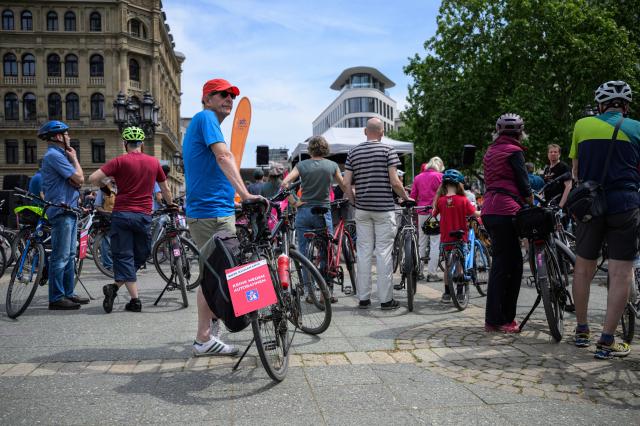 10 May 2026, Hesse, Frankfurt_Main: A sign reading "No new highways" is attached to a man's  bicycle during a demonstration against the planned expansion of the A5 freeway. Photo: Hannes P Albert/dpa