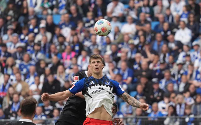 10 May 2026, Hamburg: Hamburger's Luka Vuskovicheads the ball during the German Bundesliga soccer match between Hamburger SV and SC Freiburg at Volksparkstadion. Photo: Marcus Brandt/dpa - IMPORTANT NOTE: In accordance with the regulations of the DFL German Football League and the DFB German Football Association, it is prohibited to utilize or have utilized photographs taken in the stadium and/or of the match in the form of sequential images and/or video-like photo series.