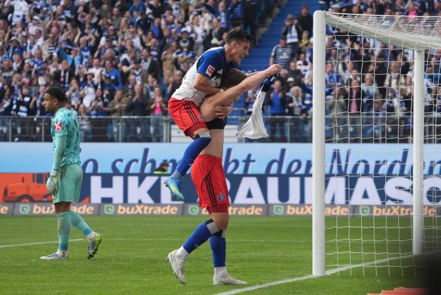 10 May 2026, Hamburg: Hamburger's Luka Vuskovic (R) celebrates scoring his side's second goal with his teammate Nicolas Capaldo during the 
German Bundesliga soccer match between Hamburger SV and SC Freiburg at Volksparkstadion. Photo: Marcus Brandt/dpa - IMPORTANT NOTE: In accordance with the regulations of the DFL German Football League and the DFB German Football Association, it is prohibited to utilize or have utilized photographs taken in the stadium and/or of the match in the form of sequential images and/or video-like photo series.