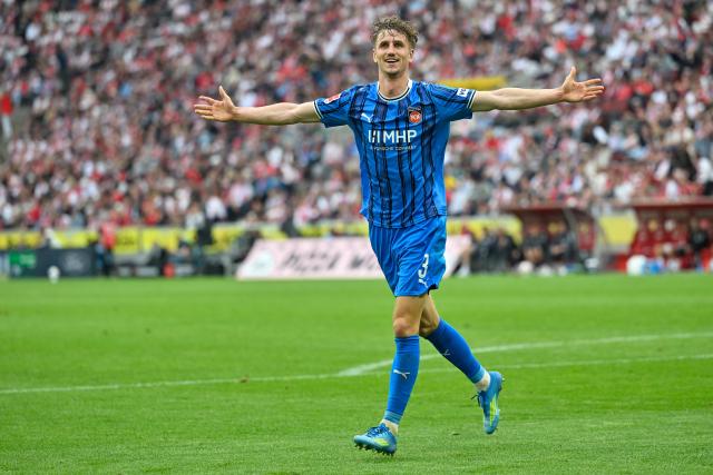 10 May 2026, North Rhine-Westphalia, Cologne: Heidenheim's Jan Schoeppner celebrates scoring his side's third goal during the German Bundesliga soccer match between 1.FC Cologne and 1.FC Heidenheim at RheinEnergieStadion. Photo: Ulrich Hufnagel/dpa - IMPORTANT NOTE: In accordance with the regulations of the DFL German Football League and the DFB German Football Association, it is prohibited to utilize or have utilized photographs taken in the stadium and/or of the match in the form of sequential images and/or video-like photo series.
