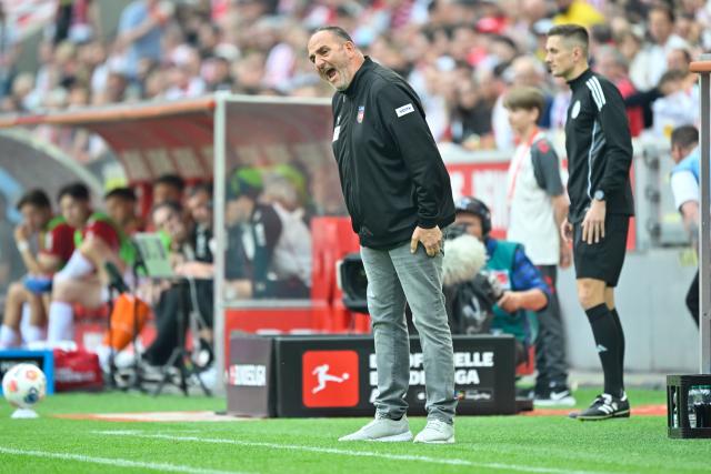 10 May 2026, North Rhine-Westphalia, Cologne: Heidenheim coach Frank Schmidt reacts during the German Bundesliga soccer match between 1.FC Cologne and 1.FC Heidenheim at RheinEnergieStadion. Photo: Ulrich Hufnagel/dpa - IMPORTANT NOTE: In accordance with the regulations of the DFL German Football League and the DFB German Football Association, it is prohibited to utilize or have utilized photographs taken in the stadium and/or of the match in the form of sequential images and/or video-like photo series.