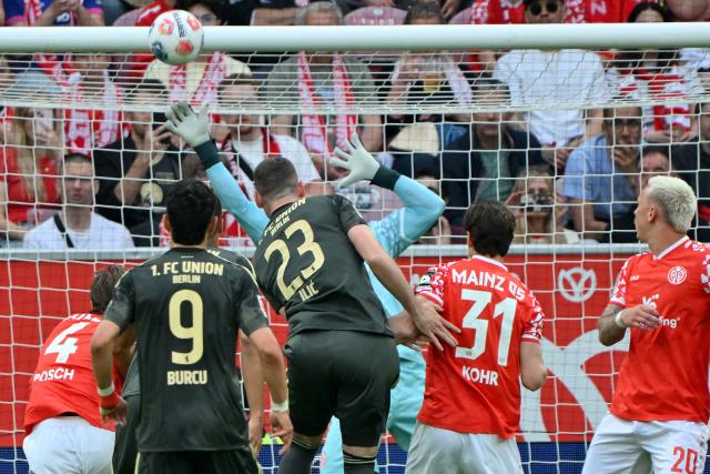 10 May 2026, Rhineland-Palatinate, Mainz: Mainz goalkeeper Robin Zentner saves a ball by Union Berlin's Andrej Ilic during the German Bundesliga soccer match between FSV Mainz 05 and 1.FC Union Berlin at Mewa Arena. Photo: Torsten Silz/dpa - IMPORTANT NOTE: In accordance with the regulations of the DFL German Football League and the DFB German Football Association, it is prohibited to utilize or have utilized photographs taken in the stadium and/or of the match in the form of sequential images and/or video-like photo series.