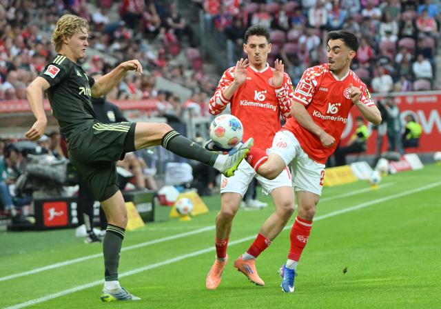 10 May 2026, Rhineland-Palatinate, Mainz: Mainz Paul Nebel (R) and Union Berlin's Tom Rothe battle for the ball during the German Bundesliga soccer match between FSV Mainz 05 and 1.FC Union Berlin at Mewa Arena. Photo: Torsten Silz/dpa - IMPORTANT NOTE: In accordance with the regulations of the DFL German Football League and the DFB German Football Association, it is prohibited to utilize or have utilized photographs taken in the stadium and/or of the match in the form of sequential images and/or video-like photo series.