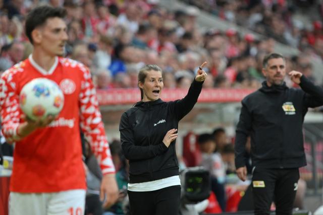 10 May 2026, Rhineland-Palatinate, Mainz: Union Berlin coach Marie-Louise Eta gestures during the German Bundesliga soccer match between FSV Mainz 05 and 1.FC Union Berlin at Mewa Arena. Photo: Torsten Silz/dpa - IMPORTANT NOTE: In accordance with the regulations of the DFL German Football League and the DFB German Football Association, it is prohibited to utilize or have utilized photographs taken in the stadium and/or of the match in the form of sequential images and/or video-like photo series.