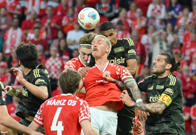 10 May 2026, Rhineland-Palatinate, Mainz: Mainz' Phillip Tietz and Union Berlin's Danilho Doekhi battle for a header during the German Bundesliga soccer match between FSV Mainz 05 and 1.FC Union Berlin at Mewa Arena. Photo: Torsten Silz/dpa - IMPORTANT NOTE: In accordance with the regulations of the DFL German Football League and the DFB German Football Association, it is prohibited to utilize or have utilized photographs taken in the stadium and/or of the match in the form of sequential images and/or video-like photo series.