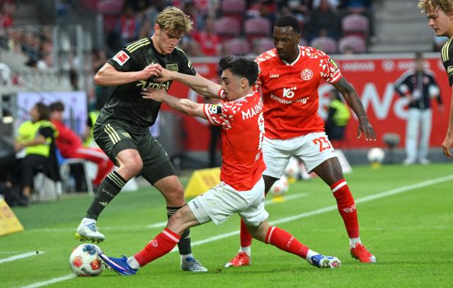 10 May 2026, Rhineland-Palatinate, Mainz: Mainz' Paul Nebel and Union Berlin's Livan Burcu battle for the ball during the German Bundesliga soccer match between FSV Mainz 05 and 1.FC Union Berlin at Mewa Arena. Photo: Torsten Silz/dpa - IMPORTANT NOTE: In accordance with the regulations of the DFL German Football League and the DFB German Football Association, it is prohibited to utilize or have utilized photographs taken in the stadium and/or of the match in the form of sequential images and/or video-like photo series.